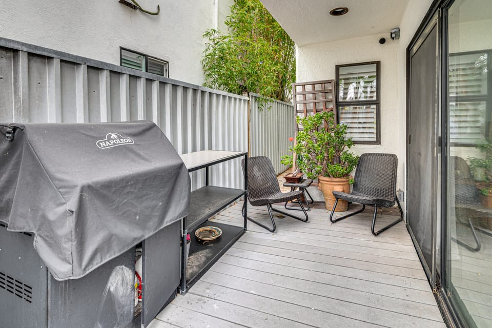 Walk to Venice Beach & More! Serene Apt w/ Patio Apartment in Venice Beach