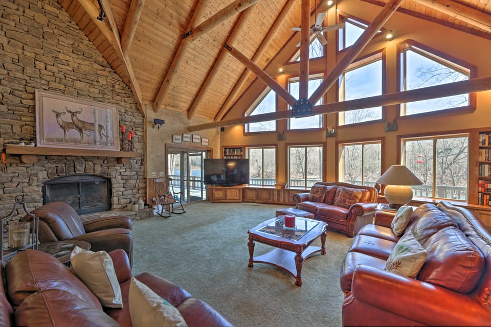 'Serenity on the River' Luxe Lewisburg Cabin! House in West Virginia