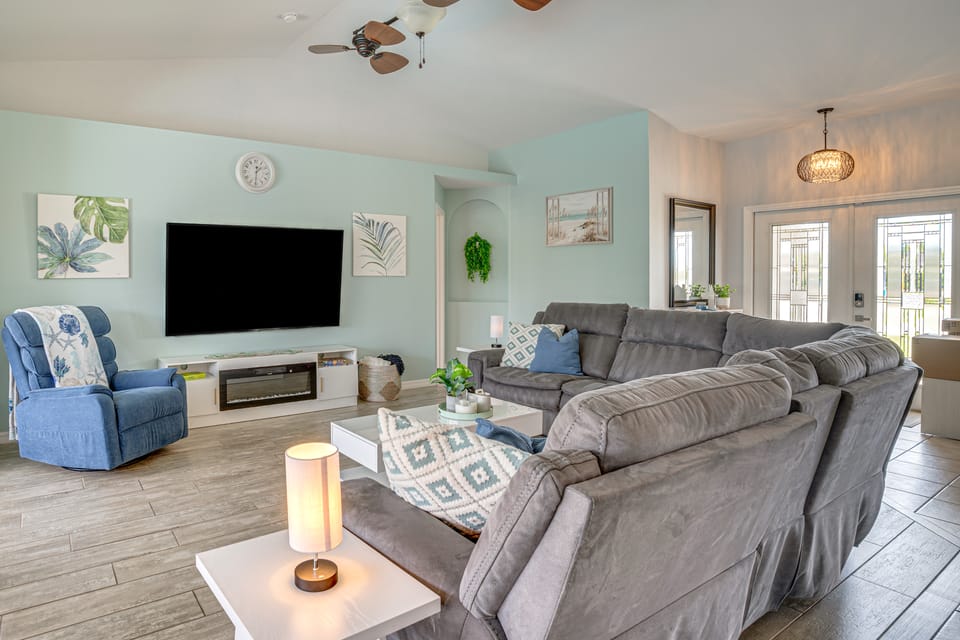 Pool Paradise! Cape Coral Retreat w/ Beach Gear House in Cape Coral