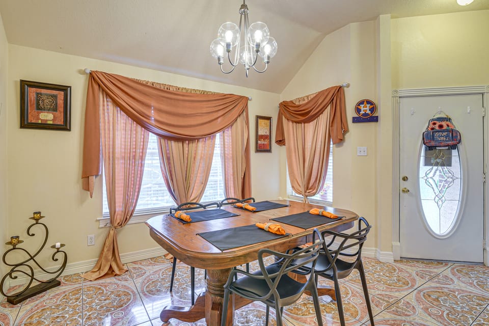 Explore Alvin! Charming Home Near College & Dtwn House in Alvin