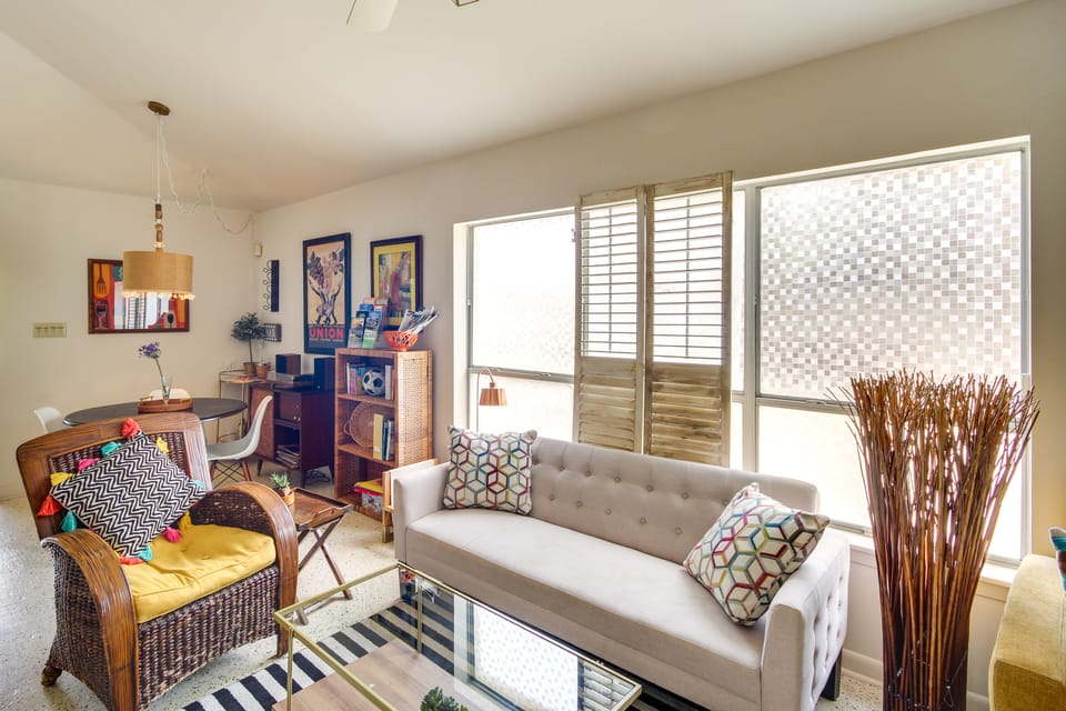1 Block to Beach: Biloxi Hidden Gem w/ Gulf View Apartment in Biloxi