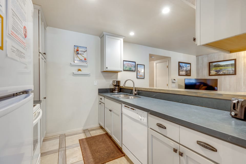 Condo 1 Mi to Village | Pool + Resort Amenities Apartment in Mammoth Lakes