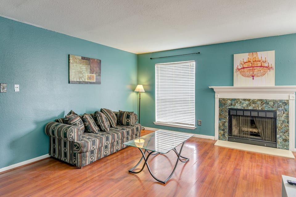 2 Mi to NRG Stadium! Houston Condo w/ Pool Access Apartment in Houston
