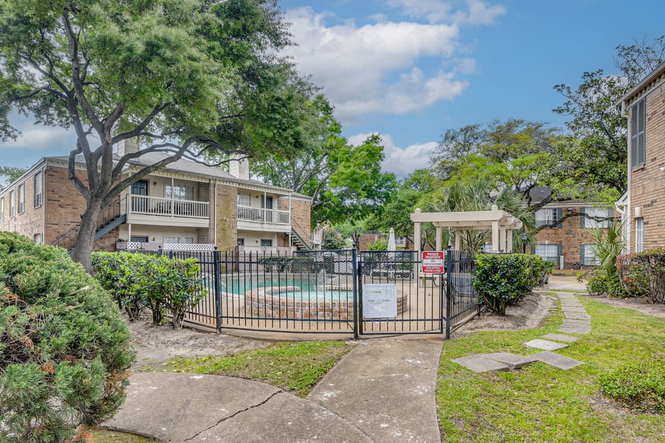 2 Mi to NRG Stadium! Houston Condo w/ Pool Access Apartment in Houston