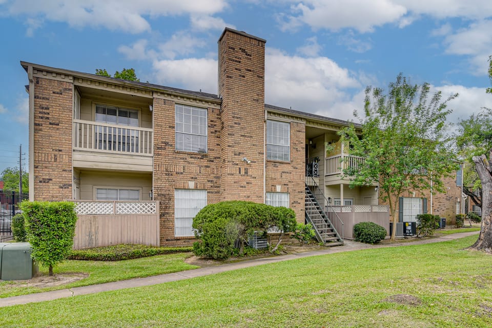2 Mi to NRG Stadium! Houston Condo w/ Pool Access Apartment in Houston