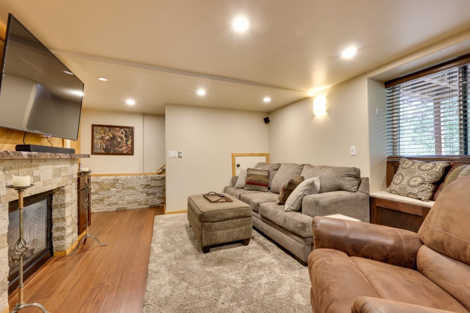 1 Mi to Shaver Lake! Family & Couples Condo Apartment in Shaver Lake