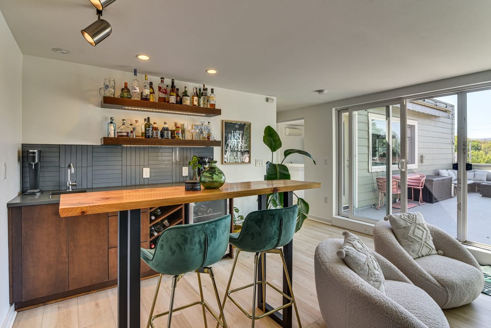 Bar & Rooftop Patio! Chic North Portland Getaway House in Portland