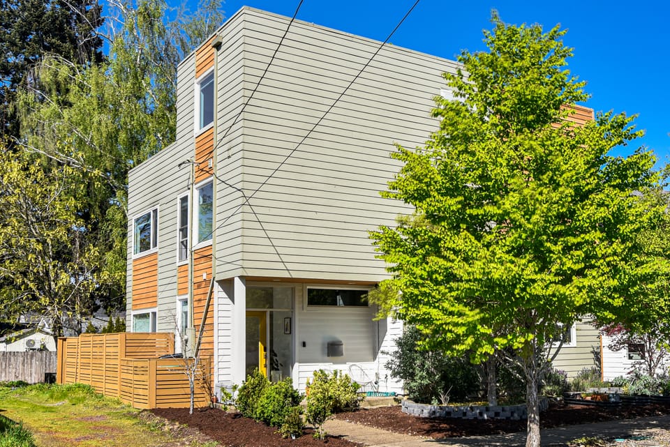 Bar & Rooftop Patio! Chic North Portland Getaway House in Portland