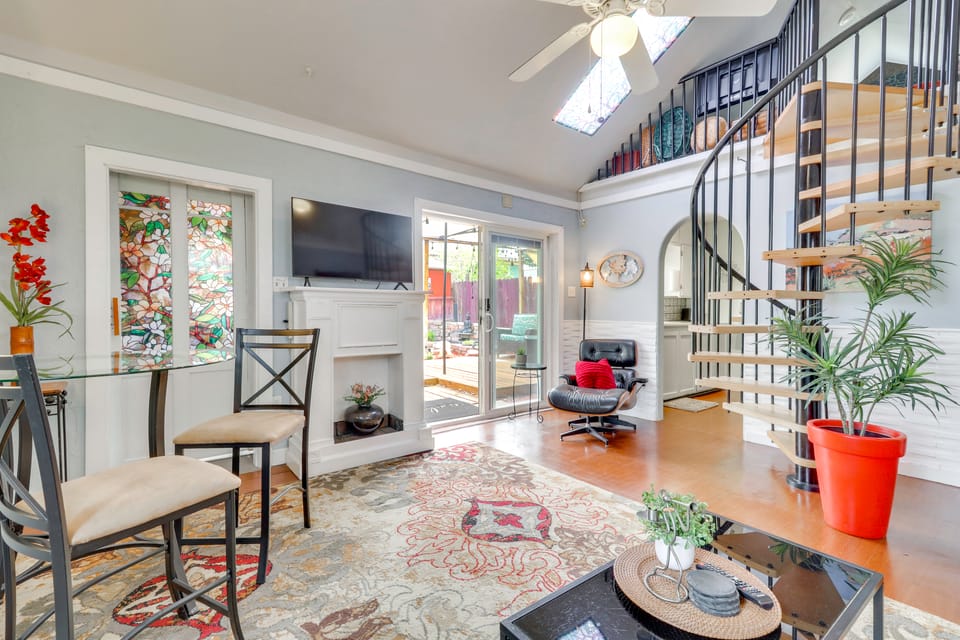 Walk to Downtown! ABQ Couple's Studio w/ Deck Apartment in Albuquerque