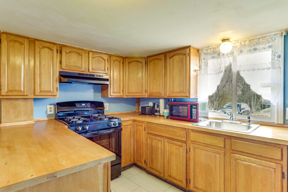 Near I-95 & Rhode Island Border! Pet-Friendly Home House in Rhode Island