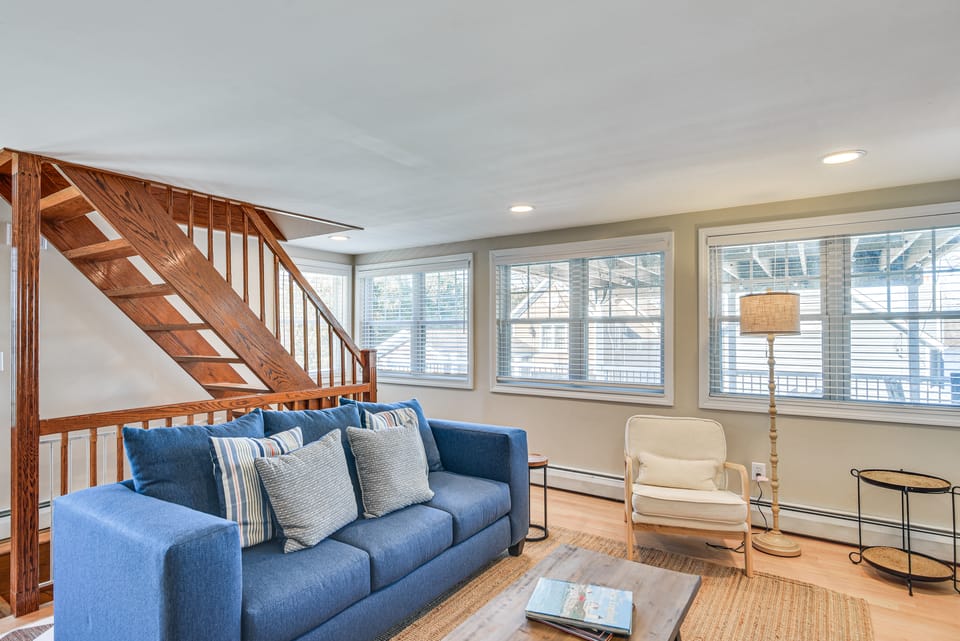 New England Cottage! Water Views & Decks House in Tiverton