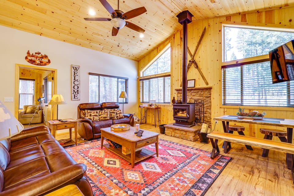 Escape to Alpine! Outstanding Cabin w/ Deck & Yard House in Arizona