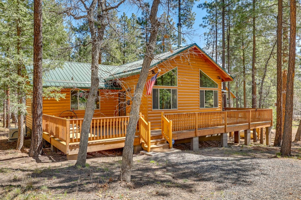 Escape to Alpine! Outstanding Cabin w/ Deck & Yard House in Arizona