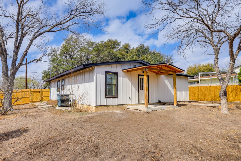 < 1 Mi to Lackland AFB: WFH-Friendly Retreat! House in San Antonio