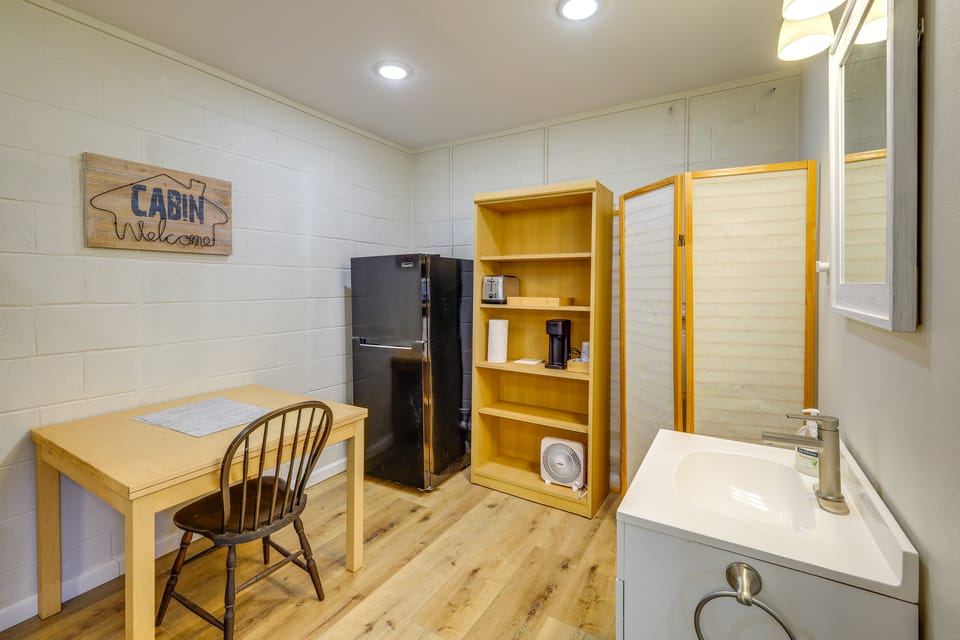 Near Greers Ferry Lake! Cabin w/ Resort Perks Apartment in Greers Ferry Lake