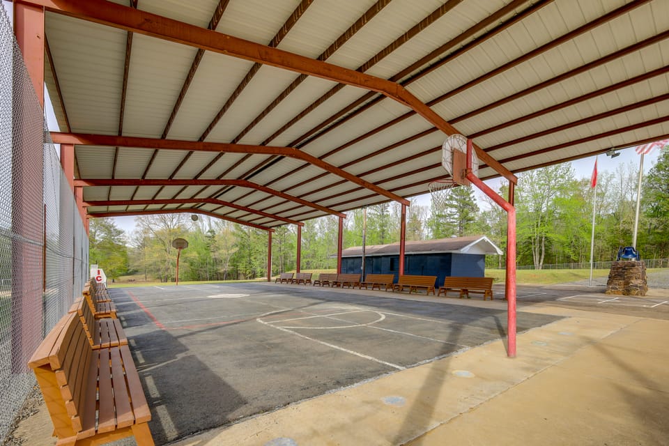 Near Greers Ferry Lake! Cabin w/ Resort Perks Apartment in Greers Ferry Lake