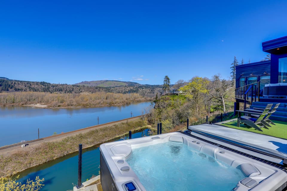 Private Hot Tub! Luxe Hood River Retreat Near Dtwn House in Hood River