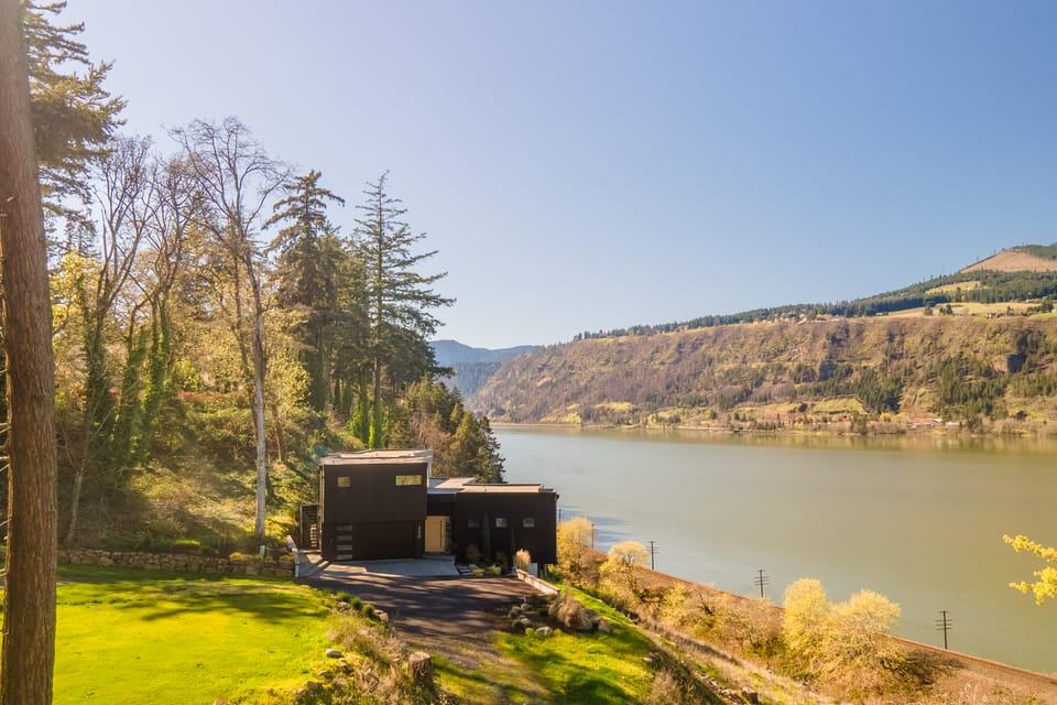 Private Hot Tub! Luxe Hood River Retreat Near Dtwn House in Hood River