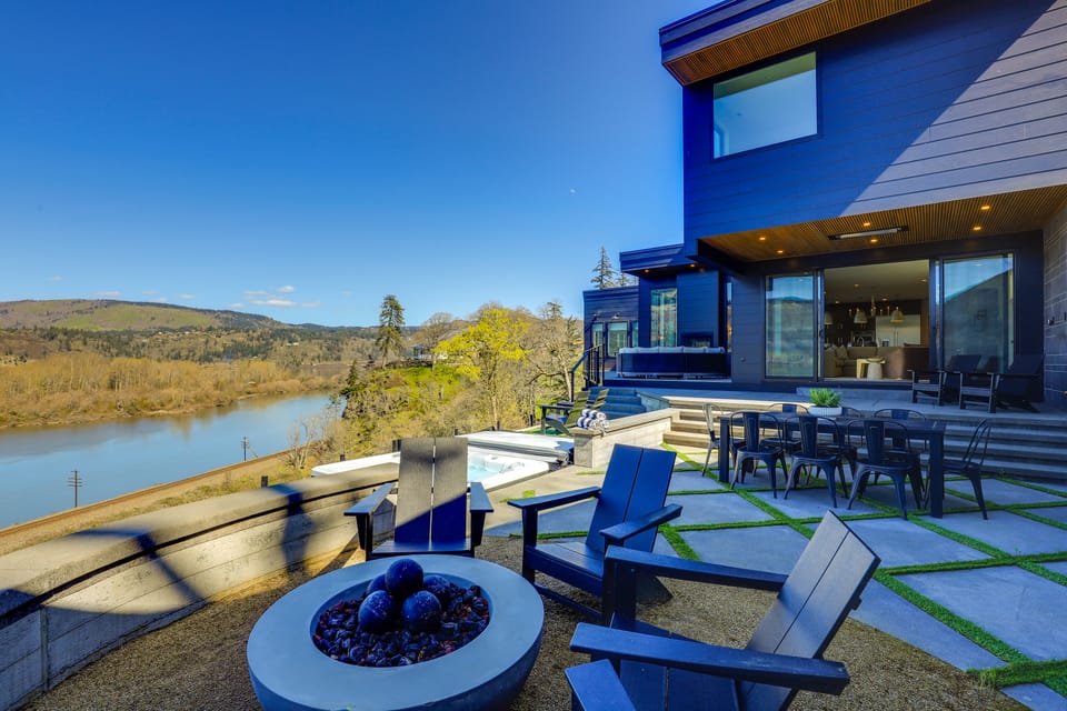 Private Hot Tub! Luxe Hood River Retreat Near Dtwn House in Hood River
