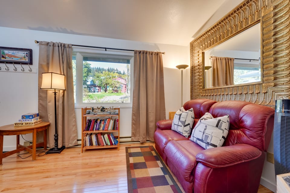 < 1 Mi to Pioneer Ave: Homer Base w/ Fire Pit! House in Homer