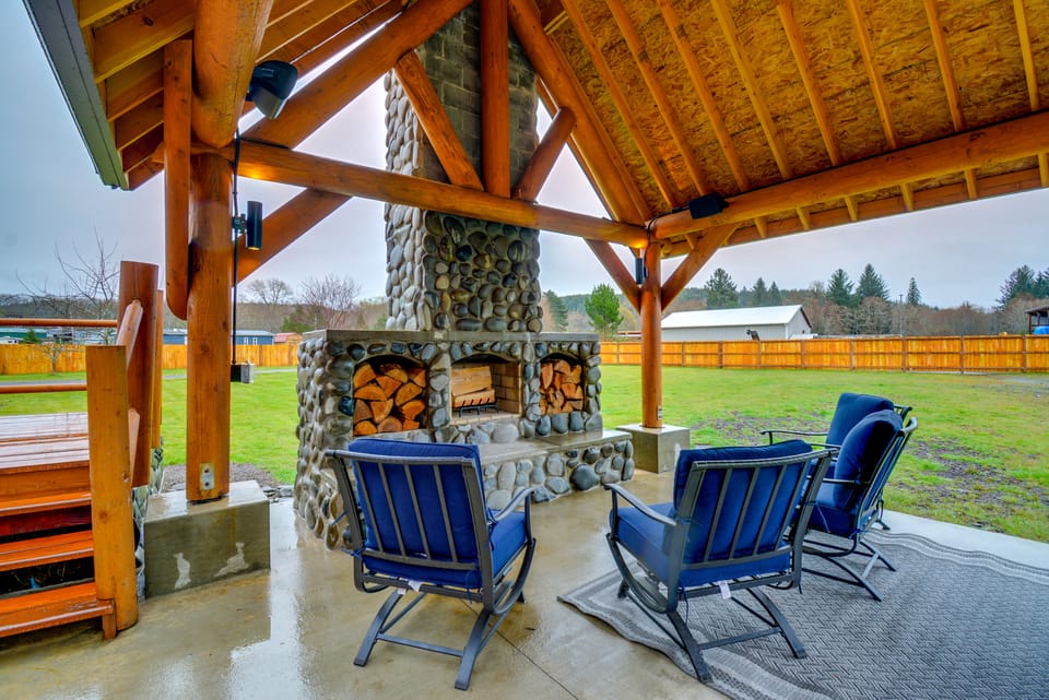 Pavilion w/ Hot Tub! ‘Trybett Cabin 2’ in Forks Apartment in Forks