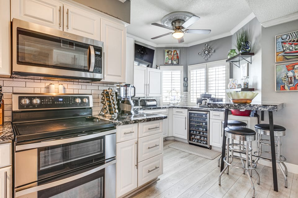 Pool Access & Patio! Palm Desert Golf Retreat Apartment in Palm Desert