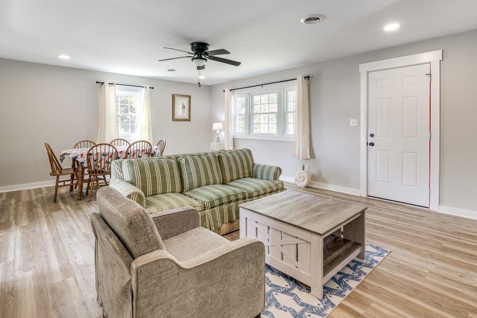 Peek-A-Boo Water Views! Port Haywood Home w/ Yard House in Virginia