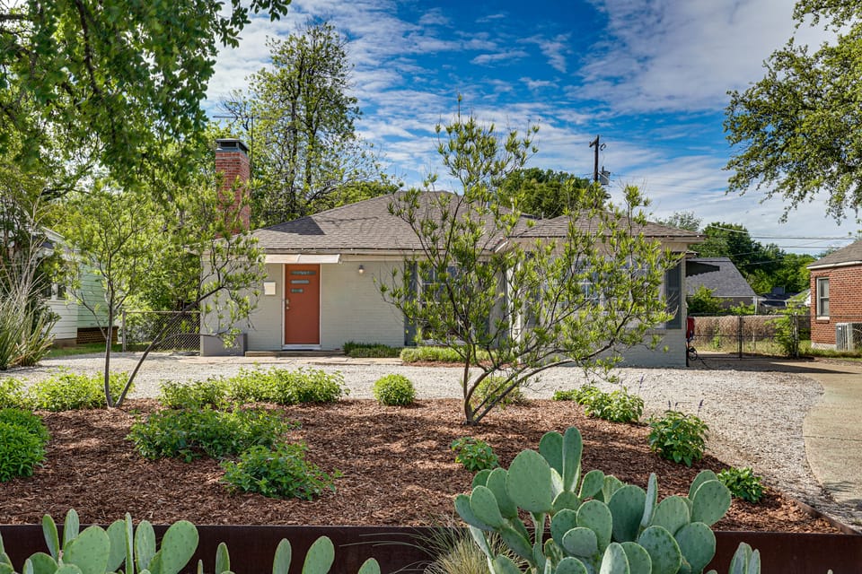 Work & Play in Fort Worth! Retro Home 5 Mi to TCU House in Fort Worth