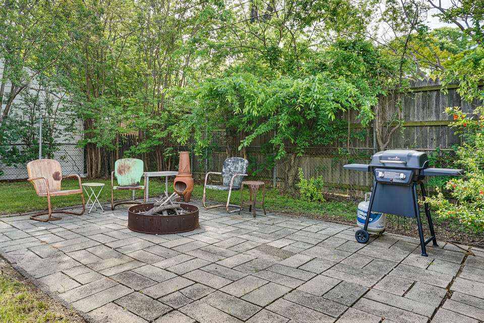Work & Play in Fort Worth! Retro Home 5 Mi to TCU House in Fort Worth