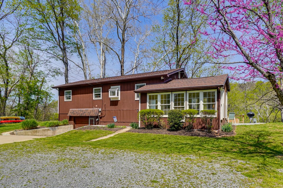 Sunroom & Patio! Quiet Retreat on Shenandoah River House in Shenandoah Valley