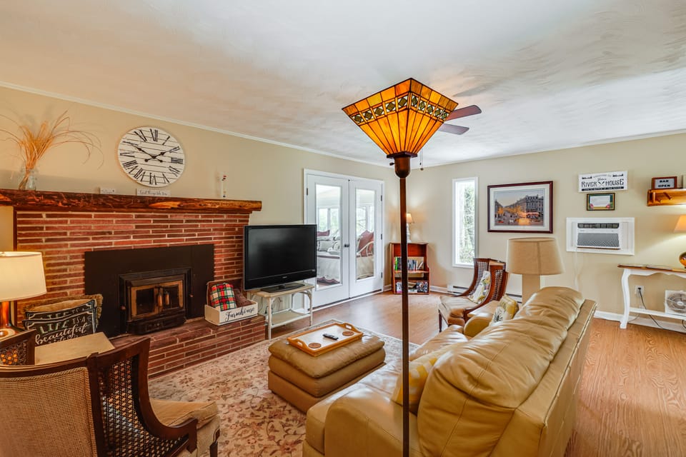 Sunroom & Patio! Quiet Retreat on Shenandoah River House in Shenandoah Valley