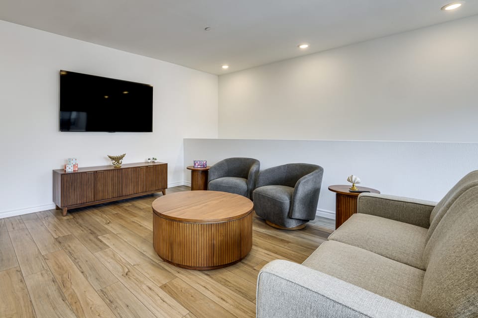 Modern Henderson Townhome w/ Shared Backyard! Apartment in Henderson