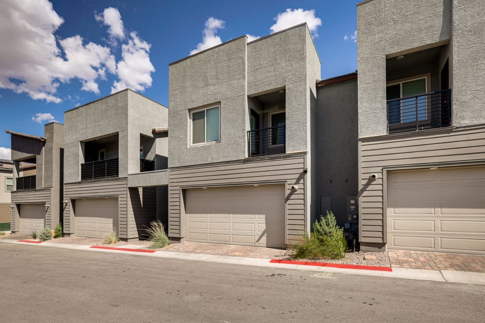 Modern Henderson Townhome w/ Shared Backyard! Apartment in Henderson