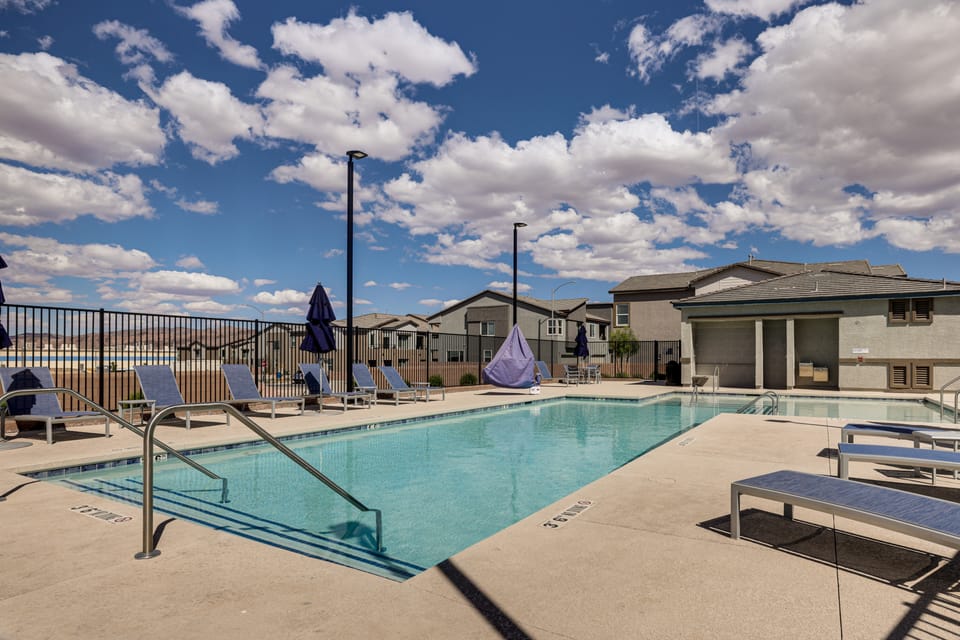 Modern Henderson Townhome w/ Shared Backyard! Apartment in Henderson