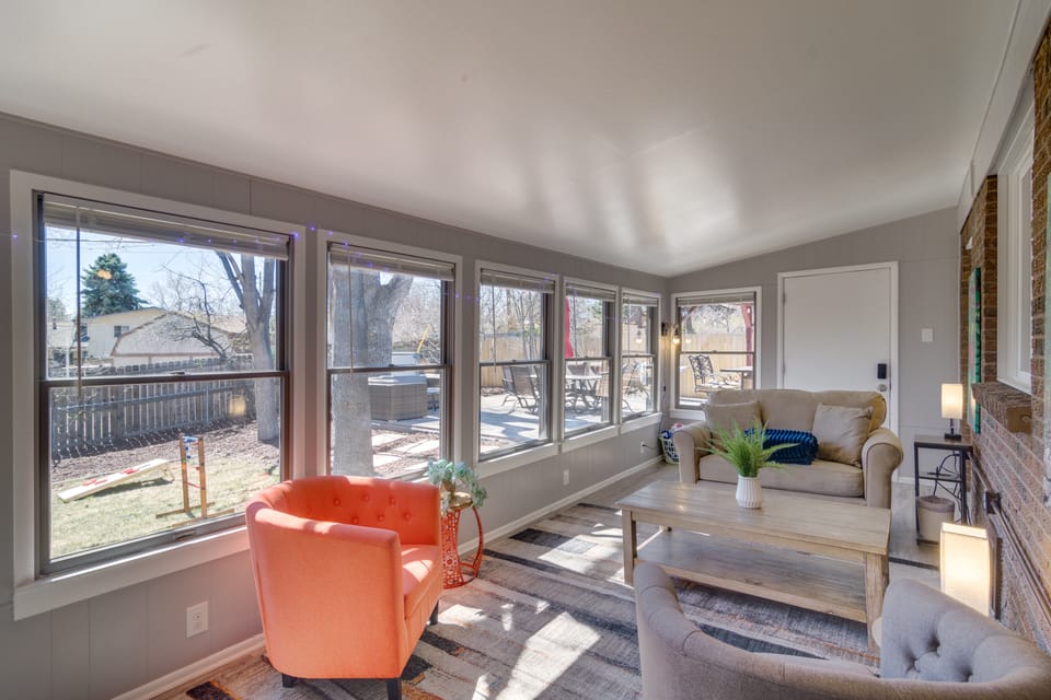 BBQ, Hot Tub, Patio, Sunroom + Games! House in Westminster