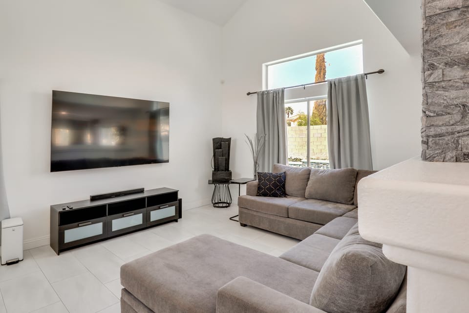 6 Mi to Strip & Chinatown! Poolside Desert Escape House in Spring Valley