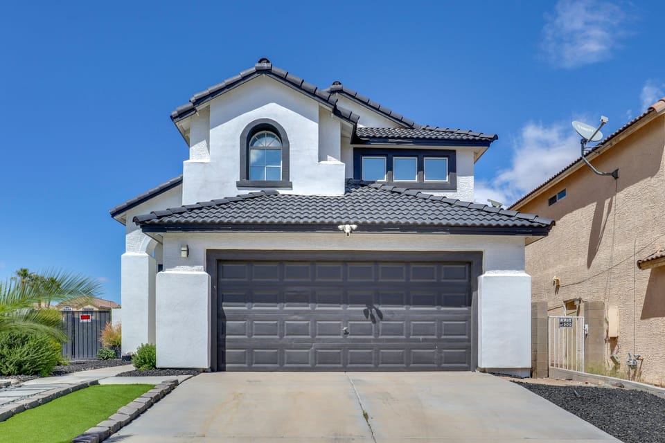 6 Mi to Strip & Chinatown! Poolside Desert Escape House in Spring Valley