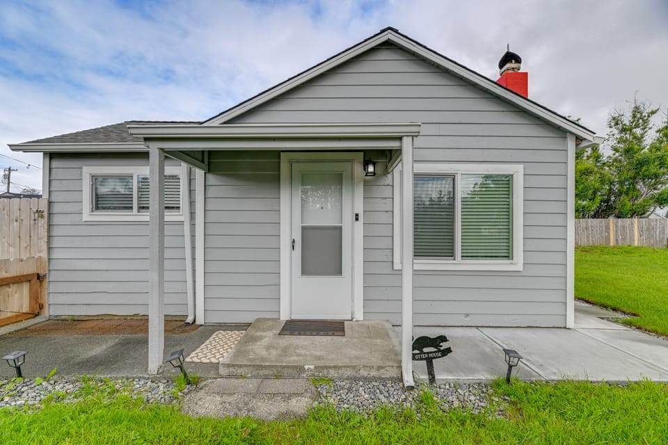 Near Ocean & Redwood National Park! Home w/ Yard House in Crescent City