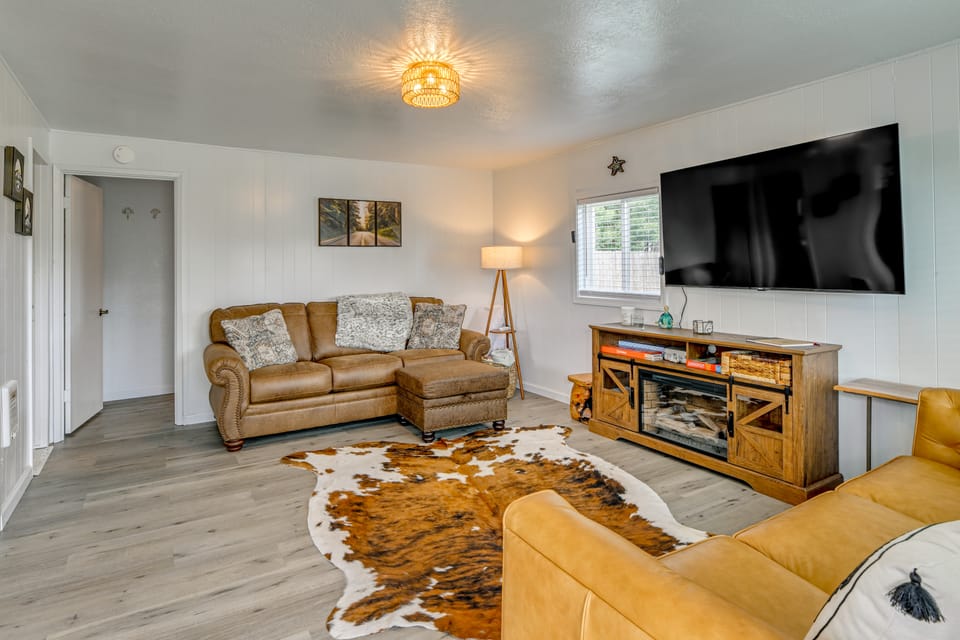 Near Ocean & Redwood National Park! Home w/ Yard House in Crescent City
