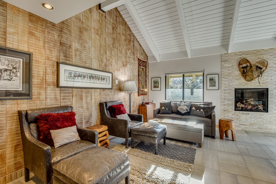 Walk to Town & Slopes, Views, SPA & Sauna Access Apartment in Ketchum
