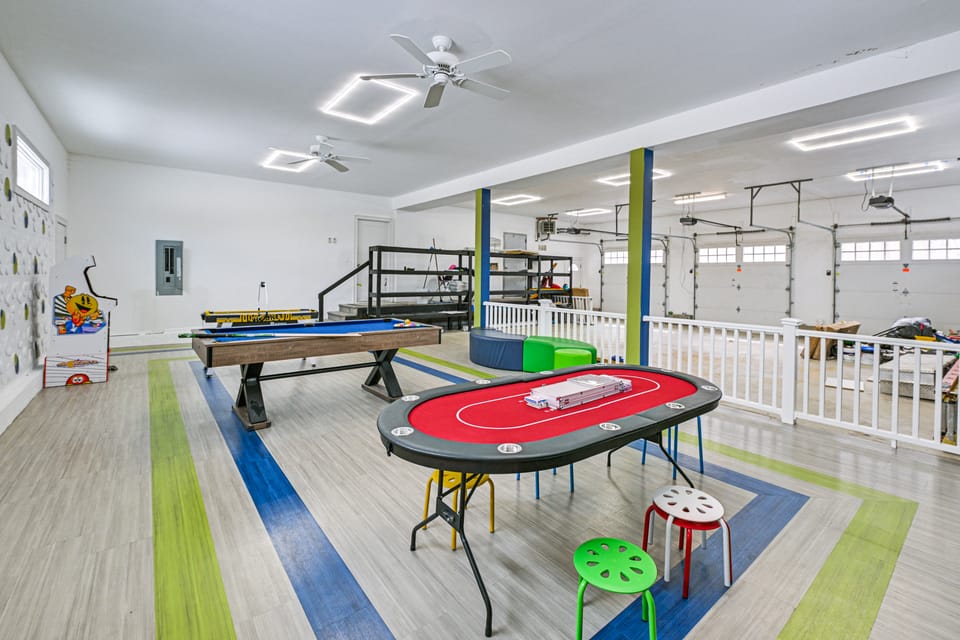 Game Room, Hot Tub! Family Getaway in Bayshore House in Bay Shore