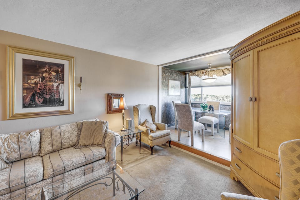 Lake Hamilton Living: Condo w/ Views + Pool Apartment in Rockwell