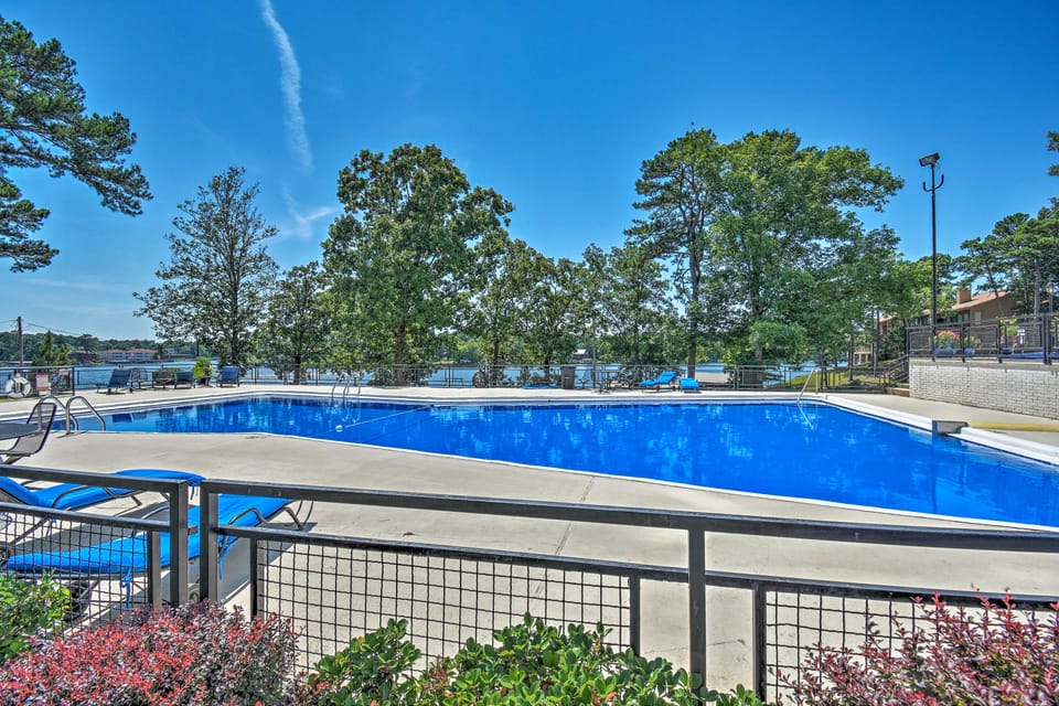 Lake Hamilton Living: Condo w/ Views + Pool Apartment in Rockwell