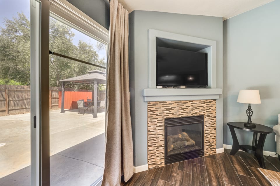 Mtn Retreat 3 Mi to Dtwn Visalia w/ Poolside BBQ House in Visalia