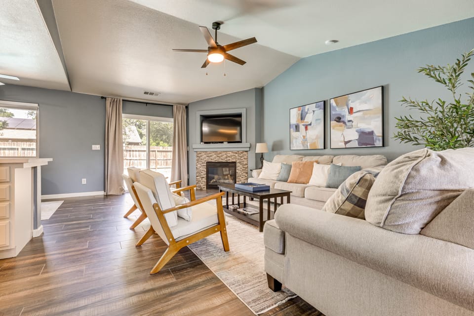 Mtn Retreat 3 Mi to Dtwn Visalia w/ Poolside BBQ House in Visalia