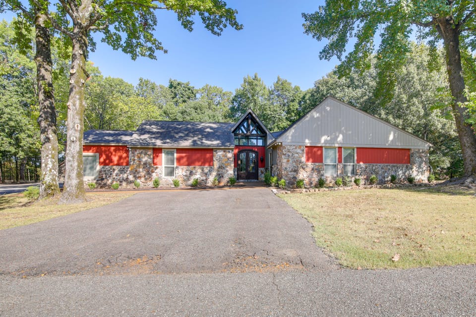 2 Private Pools! Stunning Southaven Group Getaway House in Southaven