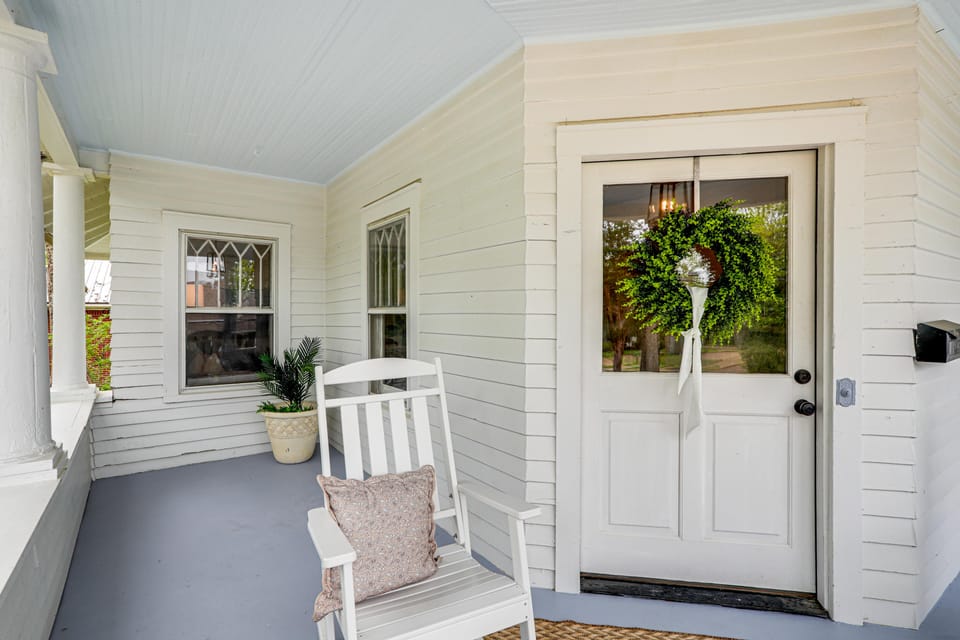 Steps to Oxford Square! Charming Family Escape House in Oxford