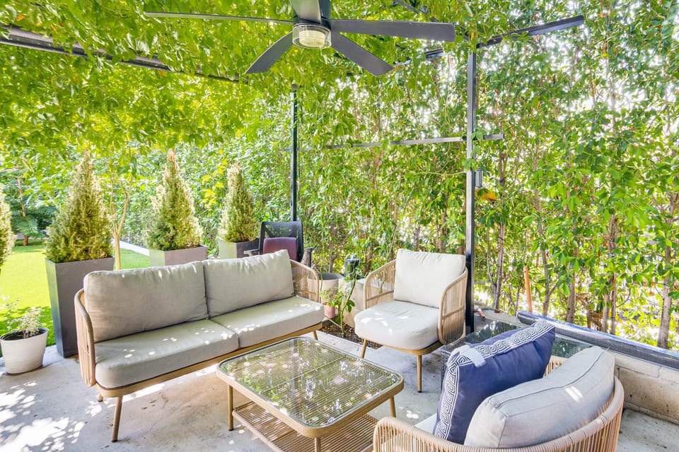 < 2 Mi to CSUN! High-End Retreat w/ Outdoor Oasis House in Granada Hills