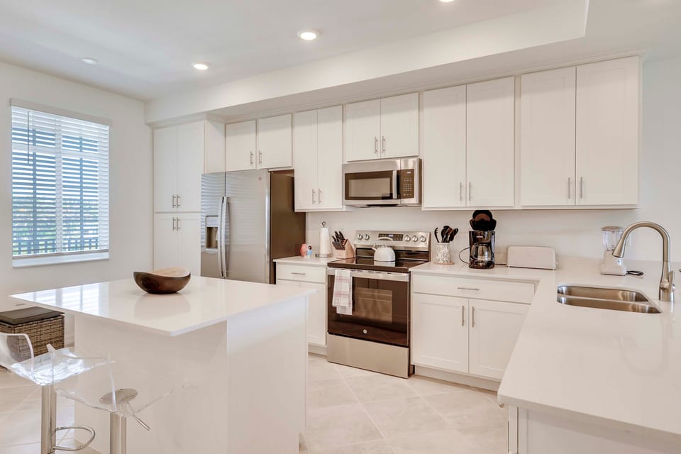 Golf + Poolside Fun! Extended Base in Ibis Landing Apartment in Lehigh Acres