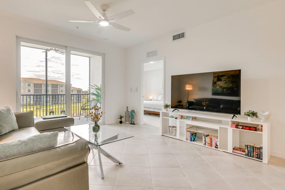 Golf + Poolside Fun! Extended Base in Ibis Landing Apartment in Lehigh Acres